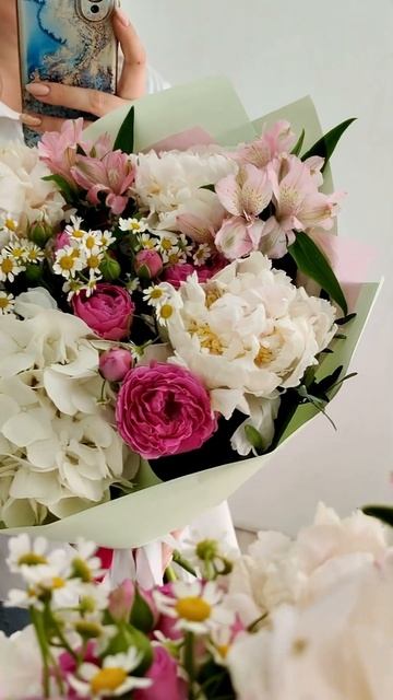 Букет с пионами, гортензией и розами мечтает каждая де смотреть онлайн