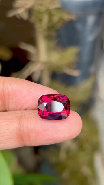 Красивый гранат с черным оттенком #shorts смотреть онлайн