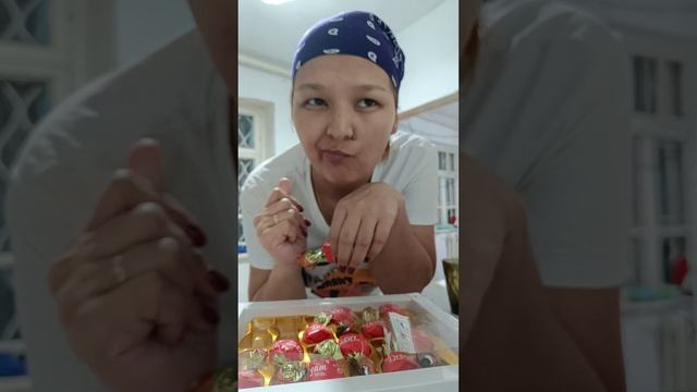 НАСТОЯЩИЙ МУКБАНГ АСМР 🍰 ЕМ ШОКОЛАДНЫЕ КОНФЕТЫ🍬