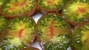 Томатный Гном Красная гадюка. "Ядовитая" красота на разрезе и экзотический деликатесный вкус.