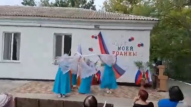 Разбросала косы русые береза