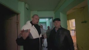 Проводим осмотр условий проживания жителей в бывшем общежитии коридорного типа.