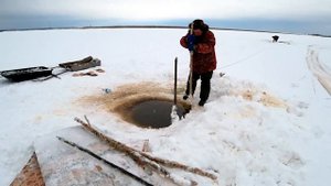 Ловля гигантского карася сетью в январе.