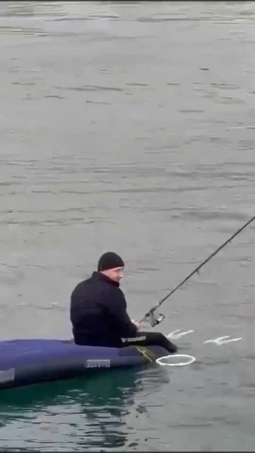 Вот так нужно любить рыбалку! В открытом море в ластах смотреть онлайн