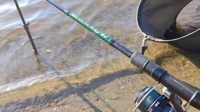 Клюёт разная рыба! Фидер на минималках в заливе реки К? смотреть онлайн