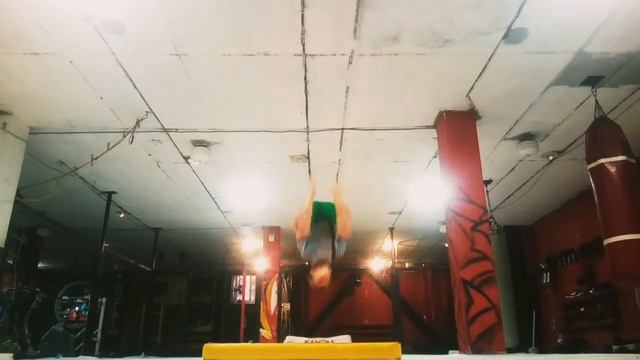 Небольшая тренировка в зале / Акробатика смотреть онлайн