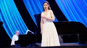 Дарья Вуйчик исполняет романс Чайковского "День ли царит". Фортепиано — Александр Широков