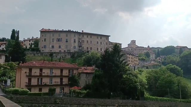 Бергамо. Вид на верхний и нижний город с Венецианской стены, Ворота Святого Лоренцо