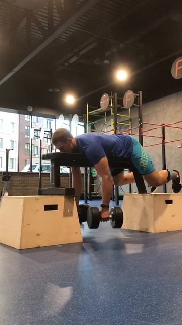 Тяга гантелей лёжа на лавке смотреть онлайн