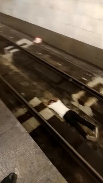В Баку спасли упавшего с платформы метро парня смотреть онлайн