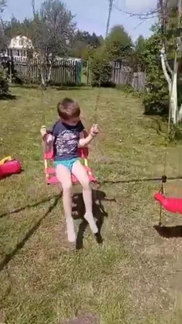 ребенок на качелях смотреть онлайн