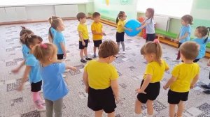 Подвижная игра с фитболом "Весёлый мячик" во 2 младшей группе)