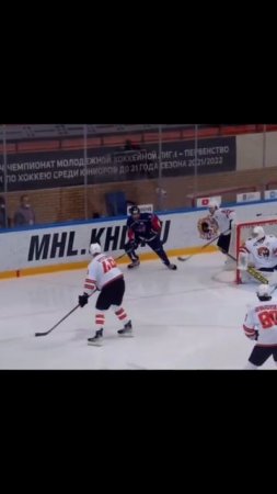 Защитник поцеловал своего вратаря в шлем? Лучшие моме?