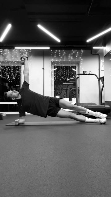 Боковая планка с удержанием гири #shorts #fitness #backpain #absworkout смотреть онлайн