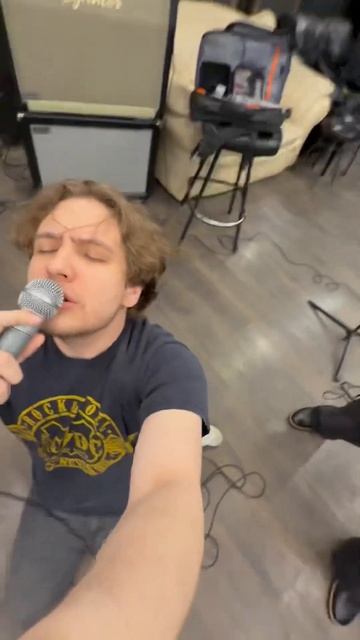 трек - в её комнате до утра смотреть онлайн