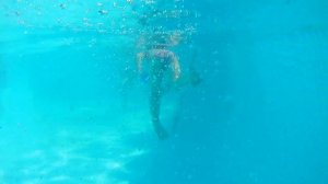 учимся плавать в ластах