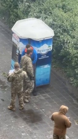 Псы Зеленского  окружили парня, один из них ударил его в живот и по лицу.