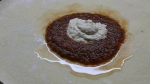 Мясная пицца на основе острого соуса с вялеными томатами и моцареллой