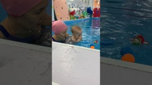 Малыш Саша и бассейн #плаваем #КатяСашаиКира #дети #сча