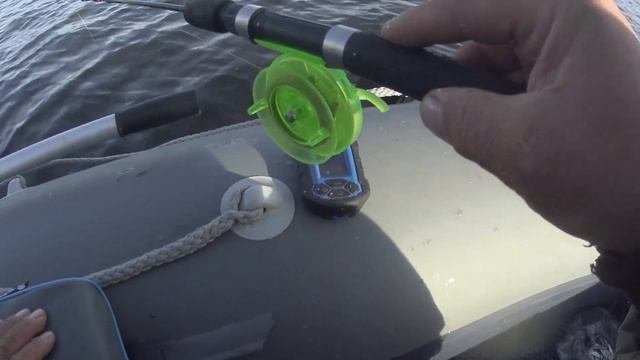 Рыбалка в отвес с лодки на БЕРША! смотреть онлайн