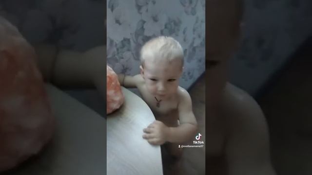 мой сын и соляная лампа 😂 смотреть онлайн