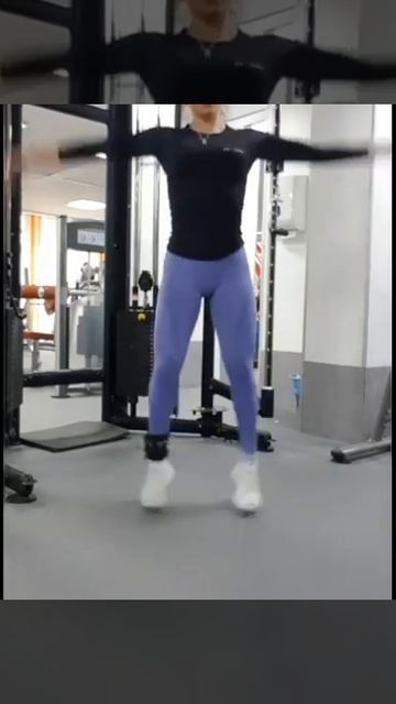 Прыжки,на месте,с разведением ног и рук в стороня смотреть онлайн