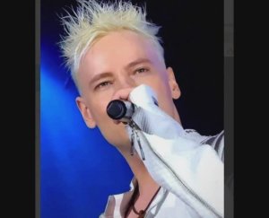 С тобою и мир прекраснее стал...  и весна ярче... и чувства нежнее...