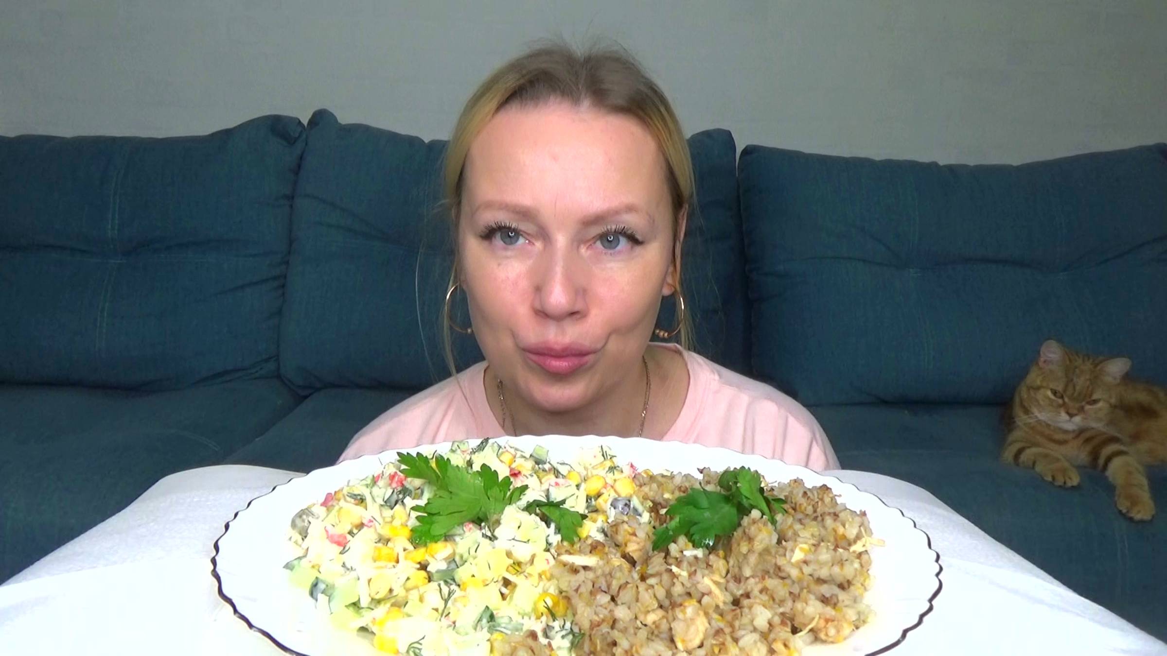 Мукбанг гречка с курой ,крабовый салат. Еда на камеру.