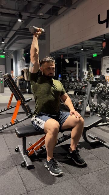 Разгибания из-за головы с гантелью одной рукой смотреть онлайн