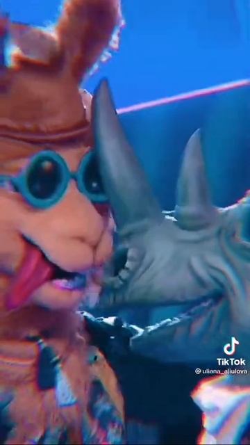 Лама сделала приятно 😍 носарогу 🦏 смотреть онлайн