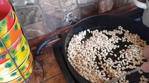 Жарю кедровые орешки