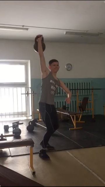 Толчок гири 32 кг одной рукой смотреть онлайн