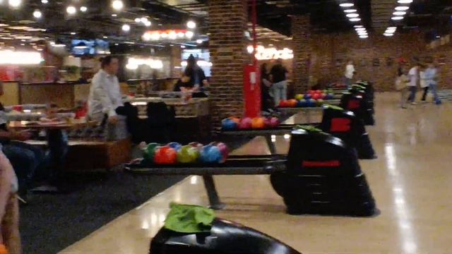 Играем в "боулинг" всей семьёй. (01.05.24) смотреть онлайн