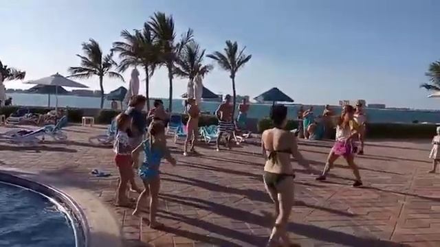 ОАЭ Рас Аль Хайма BM Beach Resort.Гимнастика возле бассейна.Т