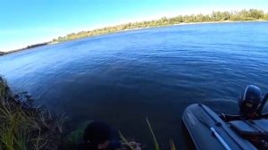 Рыбалка на фидер осенью. Пожарили рыбу на берегу красивой реки.