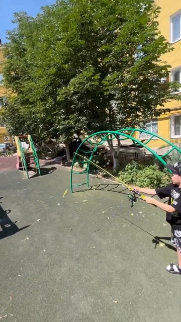 Учусь кидать спиннинг , поймал большое дерево:) смотреть онлайн