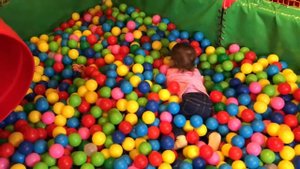 Дети играют в шариках мячиках, бассейн с шариками