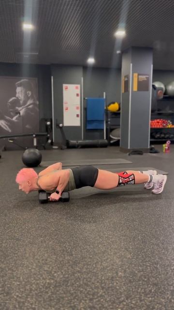 Отжимания с упором в гантели смотреть онлайн