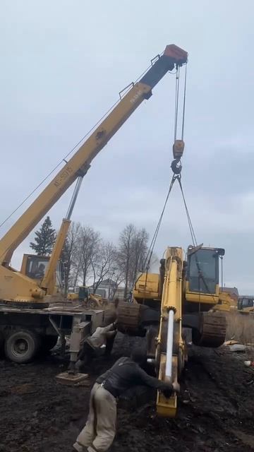Дождь и грязь не помеха для приема на работу #Komatsu pc220. смотреть онлайн