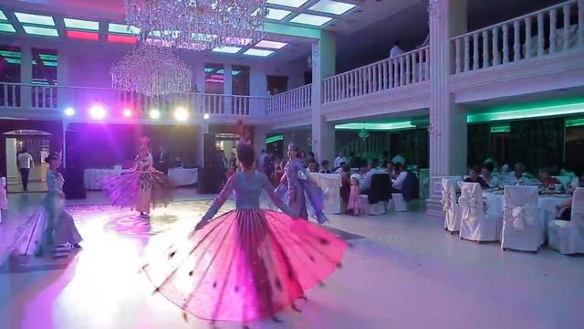 Шикарный танец Павлина!  87008881122 смотреть онлайн