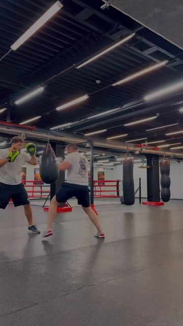 Работа на лапах 🥊 #бокс #мма #спорт #ufc смотреть онлайн