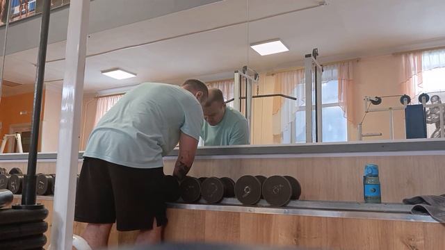 Как ампутант делает махи гантелями в стороны: 10 кг БЕЗ
