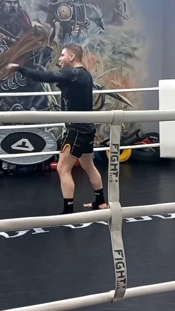 #boxing #muaythai #kickboxing #sports Тайский бокс! Гантели! Удары! Реут смотреть онлайн