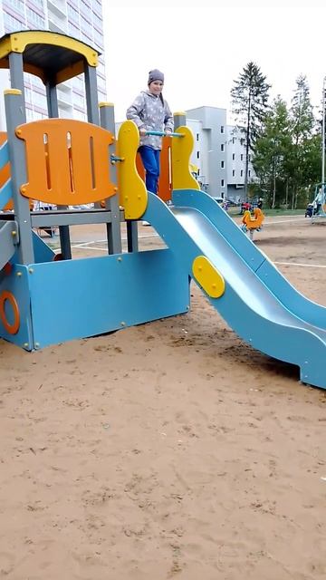 Подруга умеет, а я нет#играем #гуляем #горки #качели смотреть онлайн