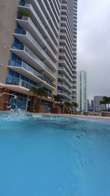 Наоми ныряет в бассейне смотреть онлайн