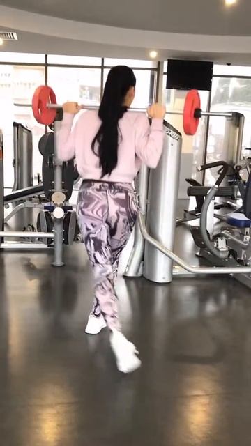 Диагональные выпады назад со штангой смотреть онлайн