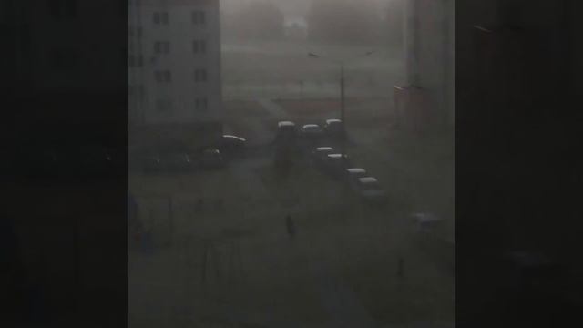 В районе Шведской горки порывами ветра сдуло беседку. смотреть онлайн