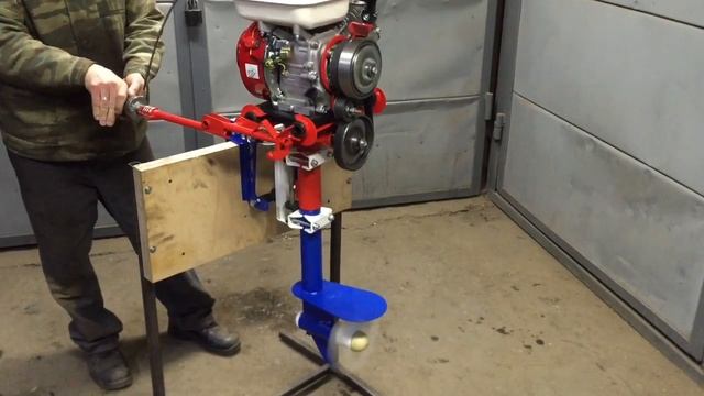 4-х тактный лодочный мотор. Пром образец. смотреть онлайн