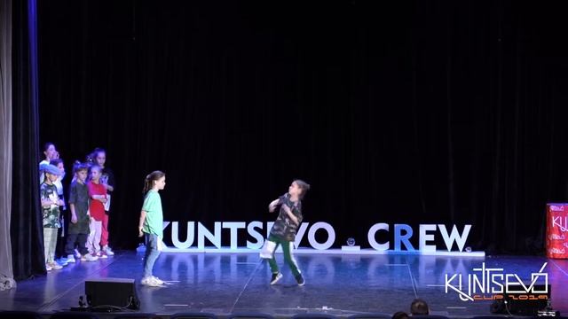 Вторая 1/4 финала дети-1 (9 лет и младше) хип-хоп. Вика и Оля смотреть онлайн