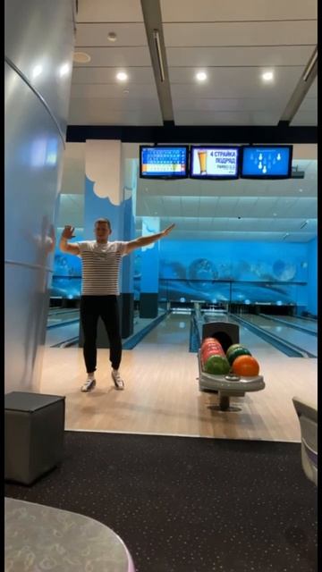 Размотал девчонок в боулинг 🐺 смотреть онлайн